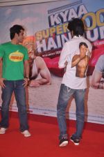 Tusshar Kapoor, Ritesh Deshmukh at Kya Super Cool Hain Hum promotions in NM College, Mumbai on 21st July 2012 (40).JPG
